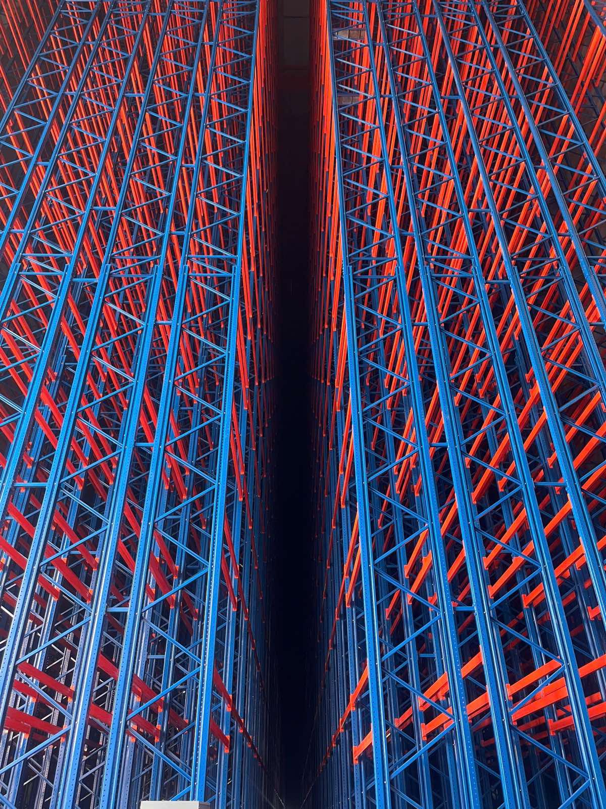 Rayonnages à palettes dans un entrepôt logistique